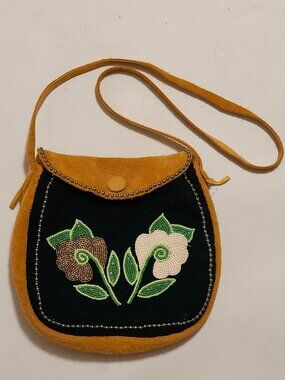 BEAUTIFUL handcrafted Indigenous beaded Shoulder Bag Floral Motif